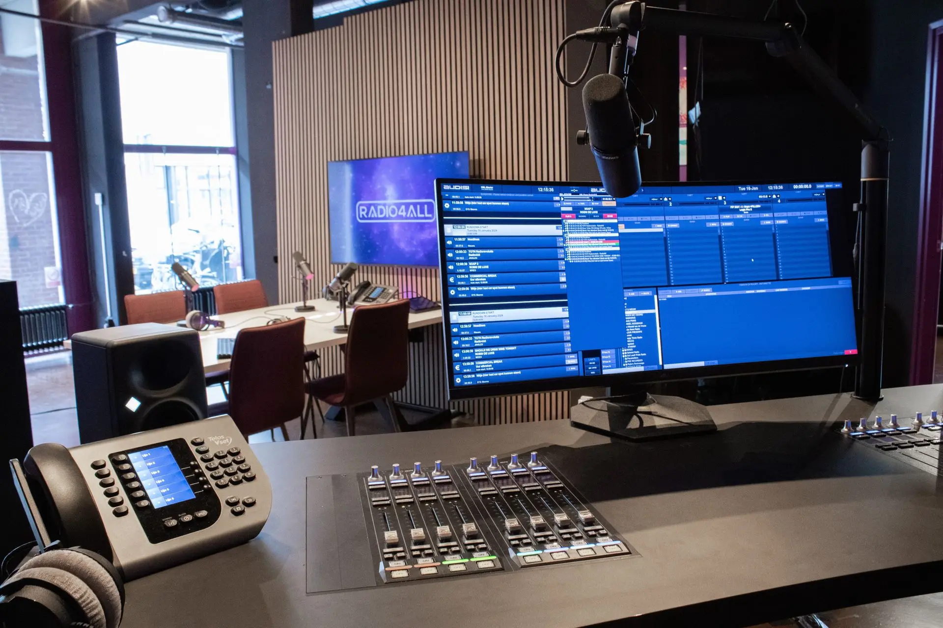 Studio Radio4All studiotafel Axia Quasar