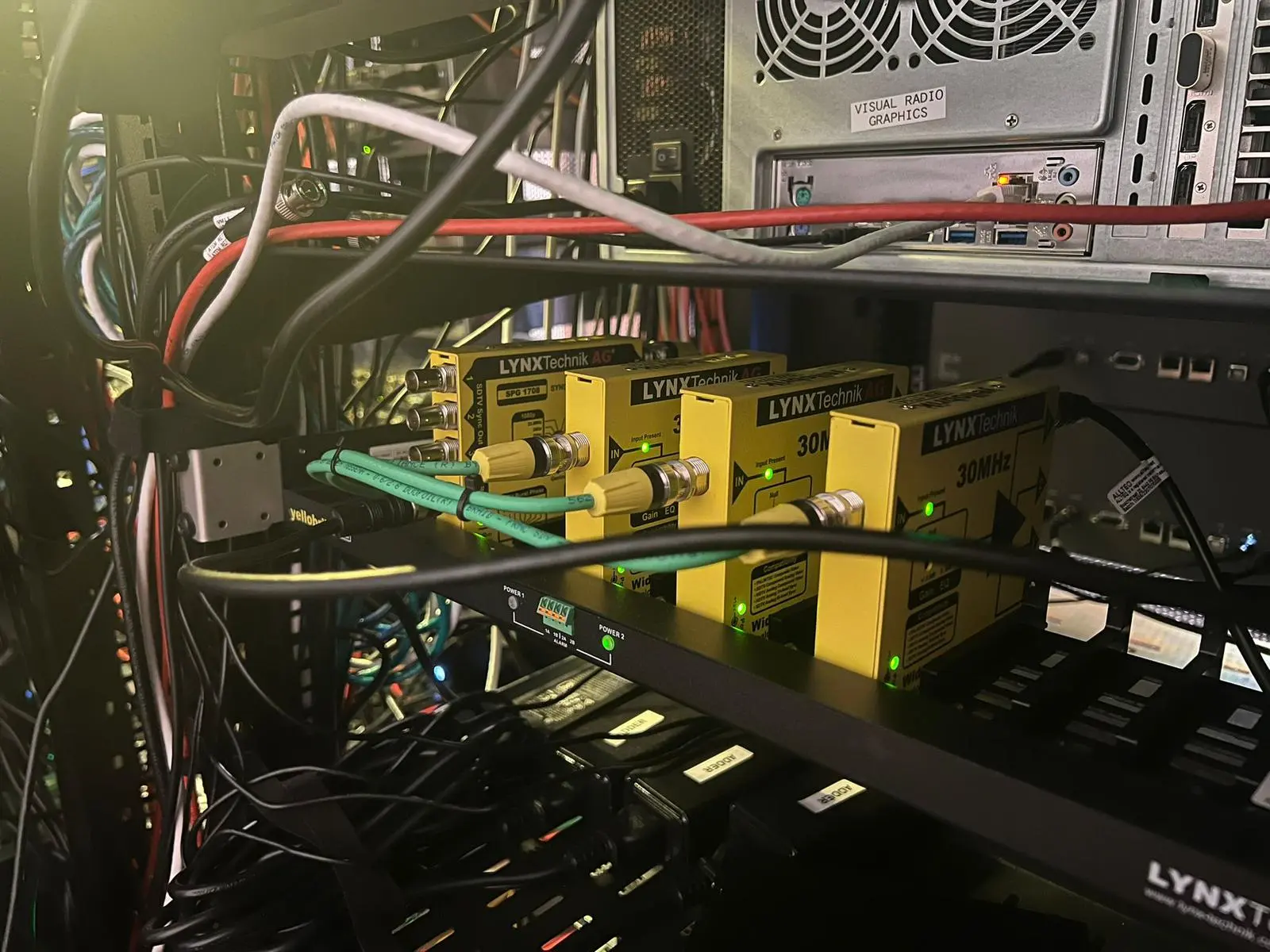 HD SDI-video sync generator Yellobrik in rack